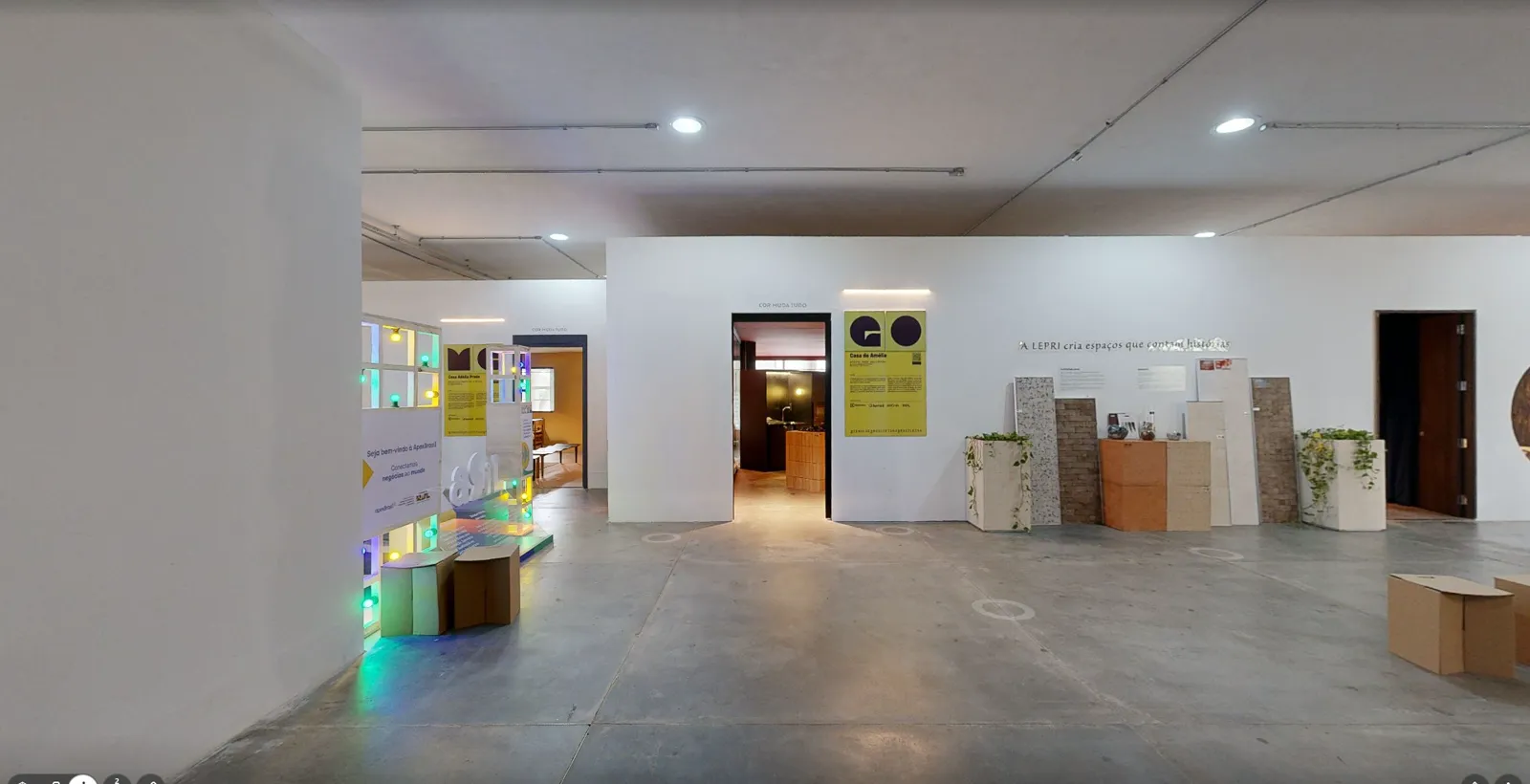 Hall de entrada com os painéis dos pavilhões