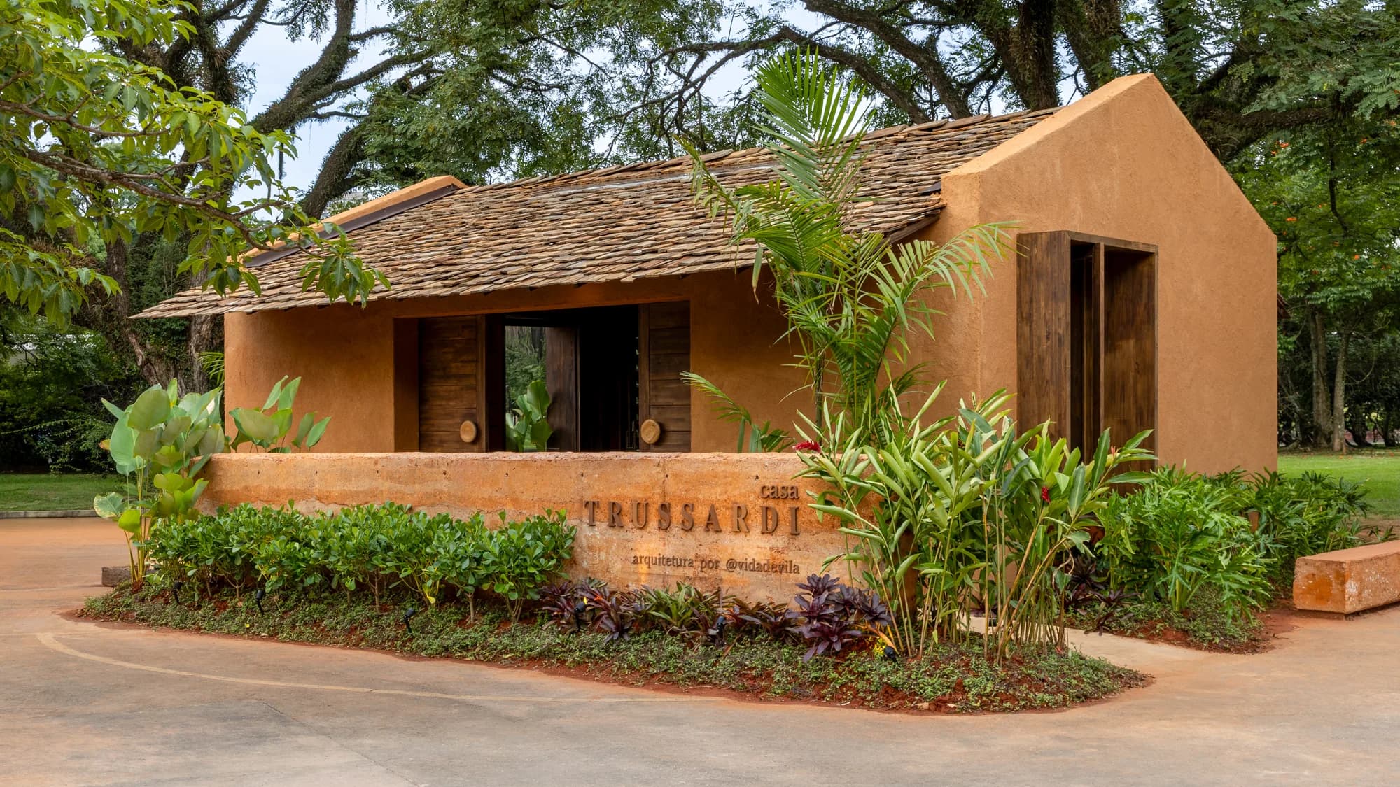 Casa Trussardi, Vida de Vila